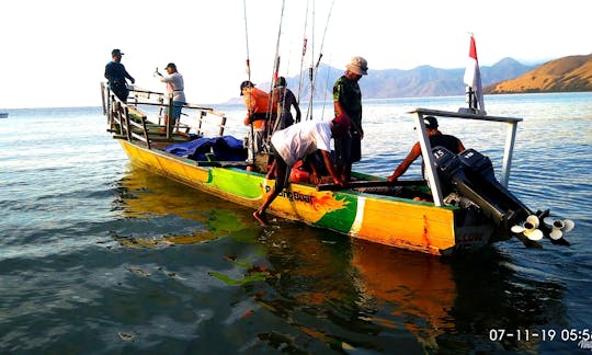 Barco tradicional para pescar en Wulandoni, Nusa Tenggara Timur