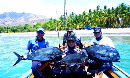 Barco tradicional para pescar en Wulandoni, Nusa Tenggara Timur