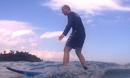 Lección privada de surf en la playa de Mangsit impartida por la escuela de surf Mangsit de Lombok