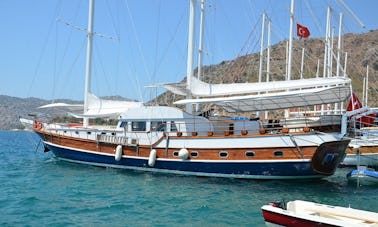 MISS VELA Este maravilhoso Gulet Deluxe tem 28 m de comprimento e acomoda 12 pessoas.