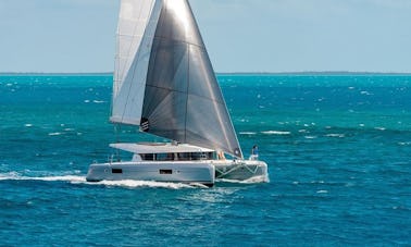 Aluguel de catamarã de cruzeiro na lagoa “La Fenice” de 42 pés em Tropea, Itália