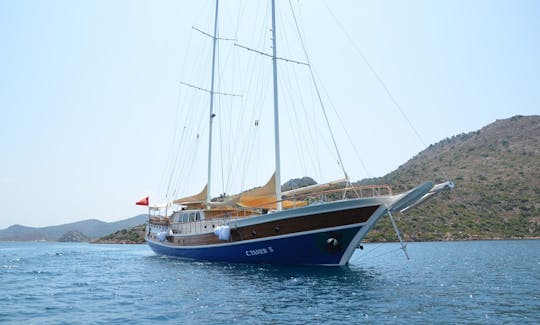 C. TANER 2 Cette magnifique goélette de luxe mesure 33 m de long et peut accueillir 16 personnes.
