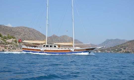 C. TANER 2 Cette magnifique goélette de luxe mesure 33 m de long et peut accueillir 16 personnes.