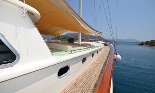 C. TANER 2 Cette magnifique goélette de luxe mesure 33 m de long et peut accueillir 16 personnes.