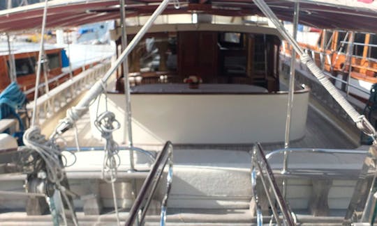 CAFEROGLU 8 Cette magnifique goélette de luxe mesure 35 m de long et peut accueillir 16 personnes.