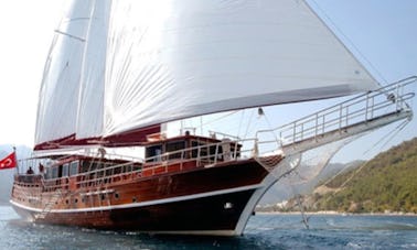 CELIK ES D. Cette magnifique goélette de luxe mesure 32 m de long et peut accueillir 16 personnes