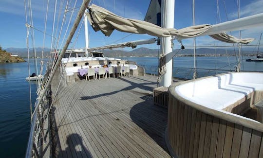 PRINCESS SELIN A. Este maravilhoso Gulet Deluxe tem 37 m de comprimento e acomoda 20 pessoas.