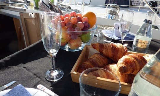 Sail & Breakfast de 10:00 a 12:00 horas en Barcelona