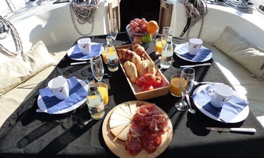 Sail & Breakfast de 10:00 a 12:00 horas en Barcelona