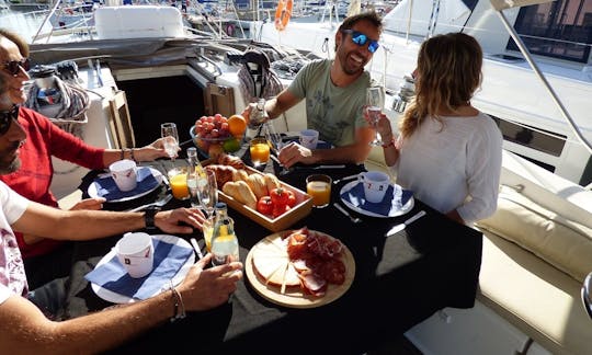 Sail & Breakfast de 10:00 a 12:00 horas en Barcelona