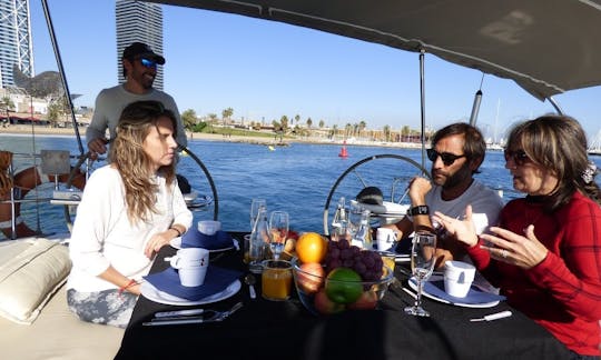 Sail & Breakfast de 10:00 a 12:00 horas en Barcelona