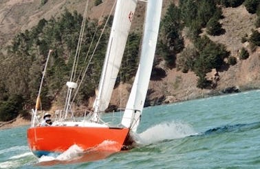 Full-Day Skippered Charter Cruise in San Francisco Bay onboard 35' Vintage Racing Sloop