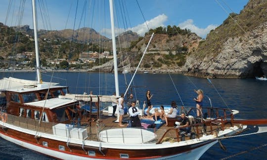 Fiesta en un crucero por Taormina en un barco de 60 pies 