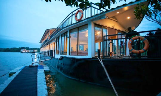 Houseboat outer look
