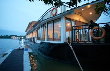 Luxury River Cruise on Bolgoda Lake aboard a 5-Star Houseboat!