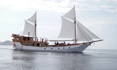 Sailing to Komodo National Park aboard Luxury Phinisi Sailboat