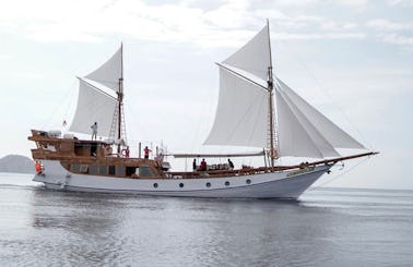 Sailing to Komodo National Park aboard Luxury Phinisi Sailboat