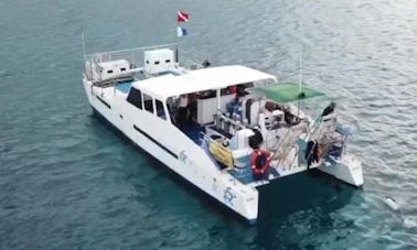 Alquiler de Catamarán a motor para 46 pasajeros en Waikiki, Honolulu, Hawái