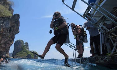 Développez vos compétences en plongée dès maintenant ! Cours de plongée sous-marine PADI avec des instructeurs expérimentés à Phuket, en Thaïlande !