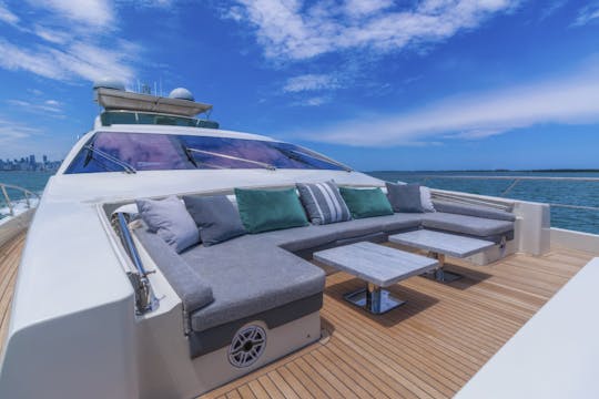 Oferta definitiva! Iate Azimut de 103 pés para alugar em Miami, Flórida.