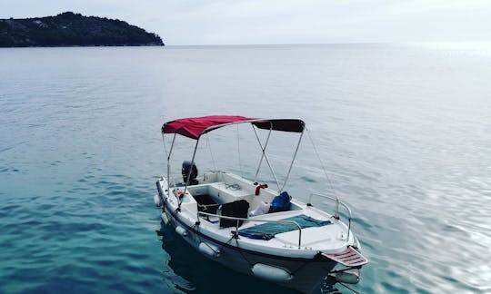 Aproveite o mar de Vela Luka, Croácia, com a Nautica 500