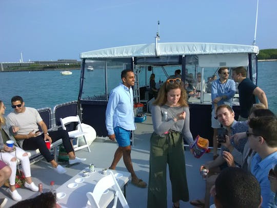 Gran barco para fiestas con capacidad para 24 personas, en Navy Pier Marina