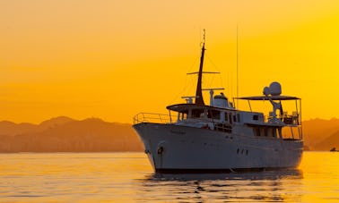 Location d'un magnifique yacht à moteur classique de 105 pieds à Rio de Janeiro, Brésil