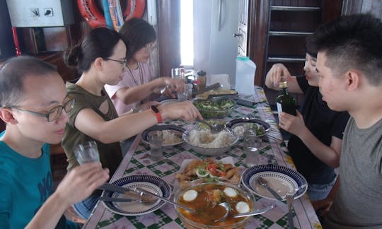 LUNCH IN THE BOAT.