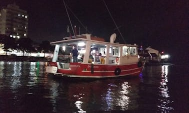 Excelente momento de pesca en Guarapari, Brasil, en arrastrero