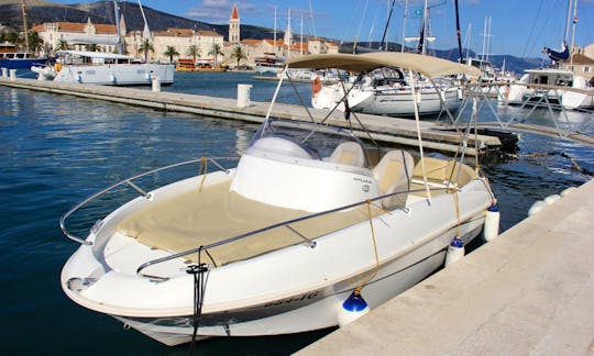 Beneteau Flyer 550 Sun Deck -Rental in Trogir, Croatia - Cuddy Cabin/Walk Around