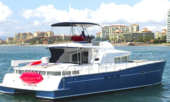 Catamarán a motor Lagoon 43 de diseño francés en Puerto Vallarta