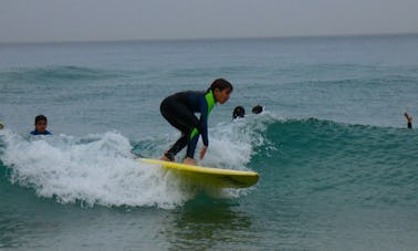 Aprendiendo a surfear‎ en Sdot Yam, Israel