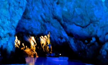 Excursión grupal de día completo a la Cueva Azul y Hvar desde Split y Brac