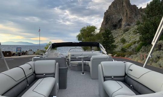 Bote Tritoon 2019 de 23' y 150 HP en alquiler en South Lake Tahoe