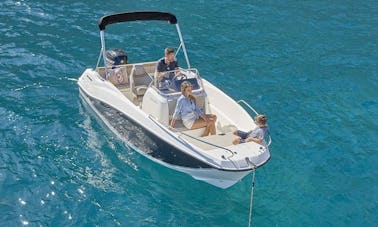 Alugue a lancha Quicksilver 555 Open para visitar as belas ilhas da Croácia!