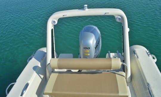 シベニク・クニン郡ベティナにあるバラクーダ530 RIB、100馬力の船外機。