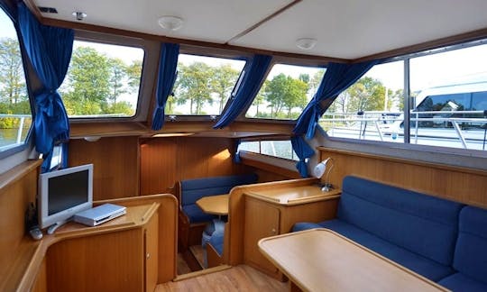 Easy to Navigate! Success 108 Sport Motor Yacht in Biddinghuizen, Flevoland
