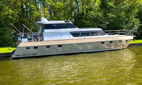 Luxurious and Spacious Valk Vitesse 1500 Motor Yacht in Earnewald