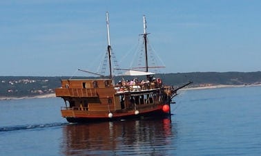 Croisière privée d'une journée ou de quelques heures seulement sur un bateau pirate de 80 pieds dans la mer Adriatique