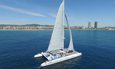 Grand catamaran pour 100 personnes à Barcelone. Votre événement à bord. Boissons, nourriture