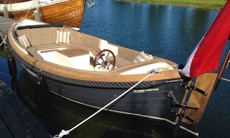 Beautiful boat for cruising the Lake with up to 8 people
