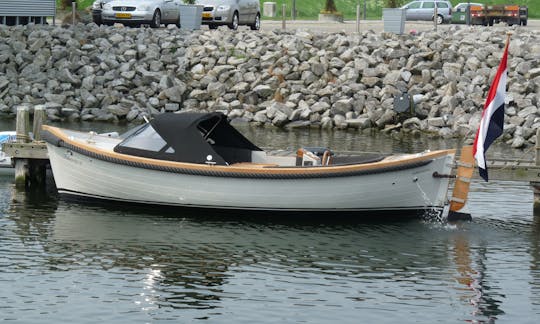 Belo barco para cruzar o lago com até 8 pessoas