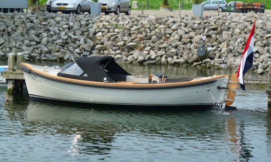 Beautiful boat for cruising the Lake with up to 8 people