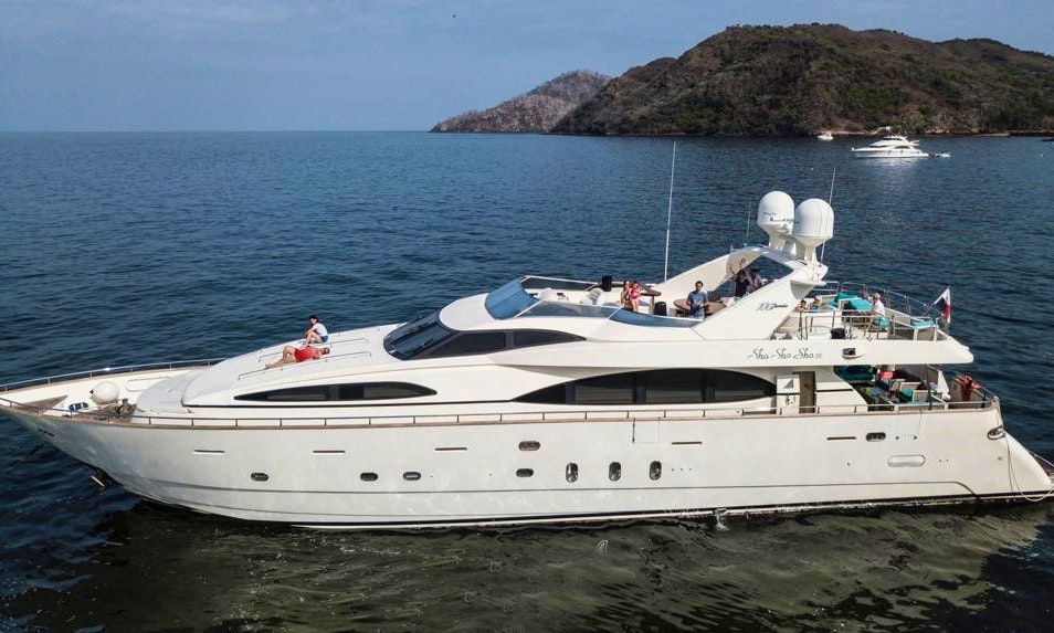 Crewed Yacht Charter On 100ft Azimut Power Mega Yacht In Panama Getmyboat
