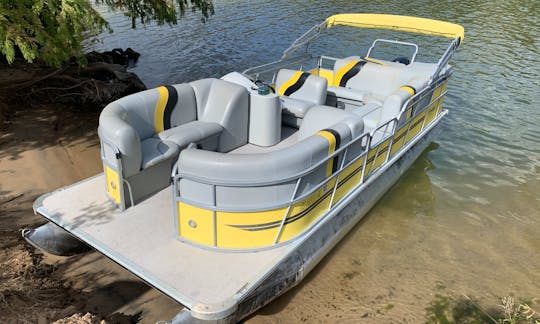 Beautiful 2018 pontoon with ice chest, captain, and room for up to 14!