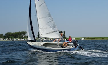 Naviguez sur le lac de Zélande avec ce voilier Randmeer de 22 pouces