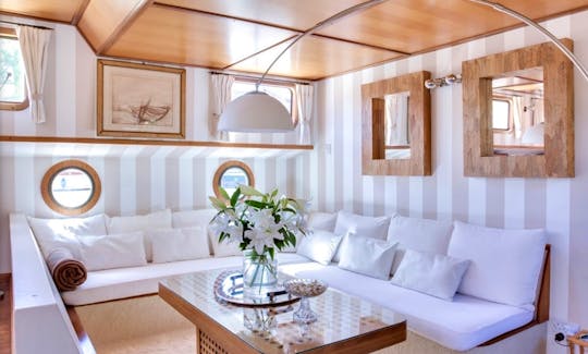 Luxury Canal Barge for 6 People in Occitanie, France