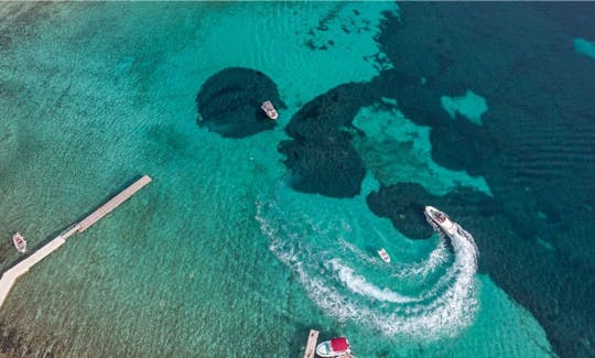 ¡Experimente el recorrido en lancha rápida por la Laguna Azul y la isla de Šolta con nosotros!