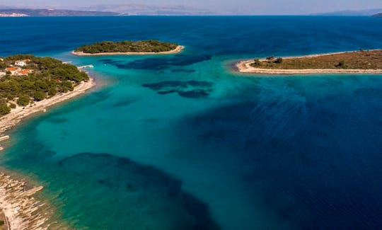 Experience the Blue Lagoon and Šolta Island Speedboat Tour with us!