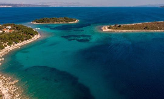 ¡Experimente el recorrido en lancha rápida por la Laguna Azul y la isla de Šolta con nosotros!